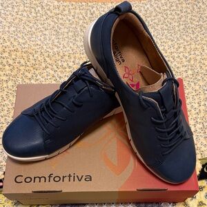 🐝 NWT 🐝Comfortiva CAYSON Women's WIDE Dark Blue Sneakers